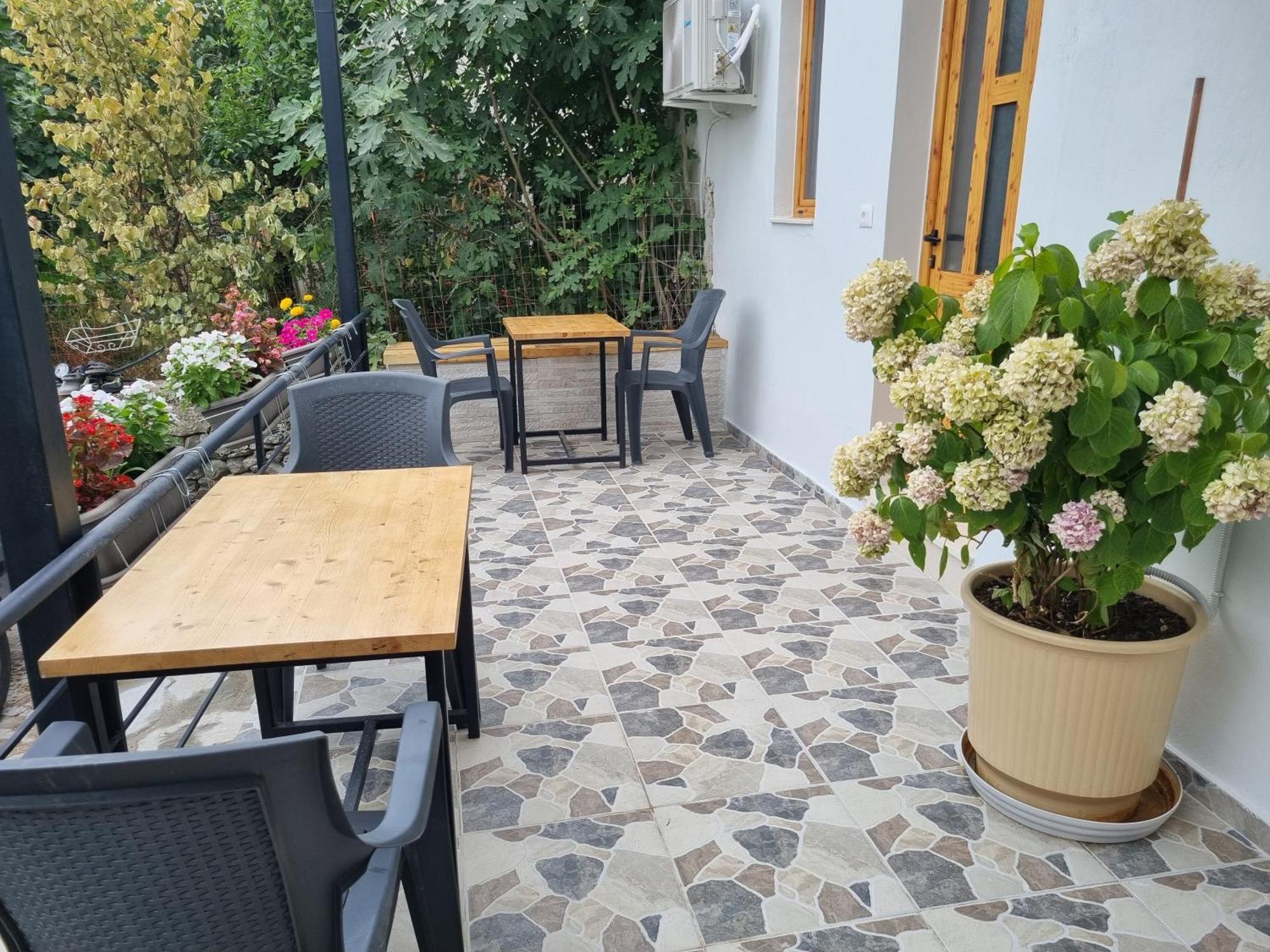 Tony'S Terrace Bed & Breakfast Gjirokastër Eksteriør bilde