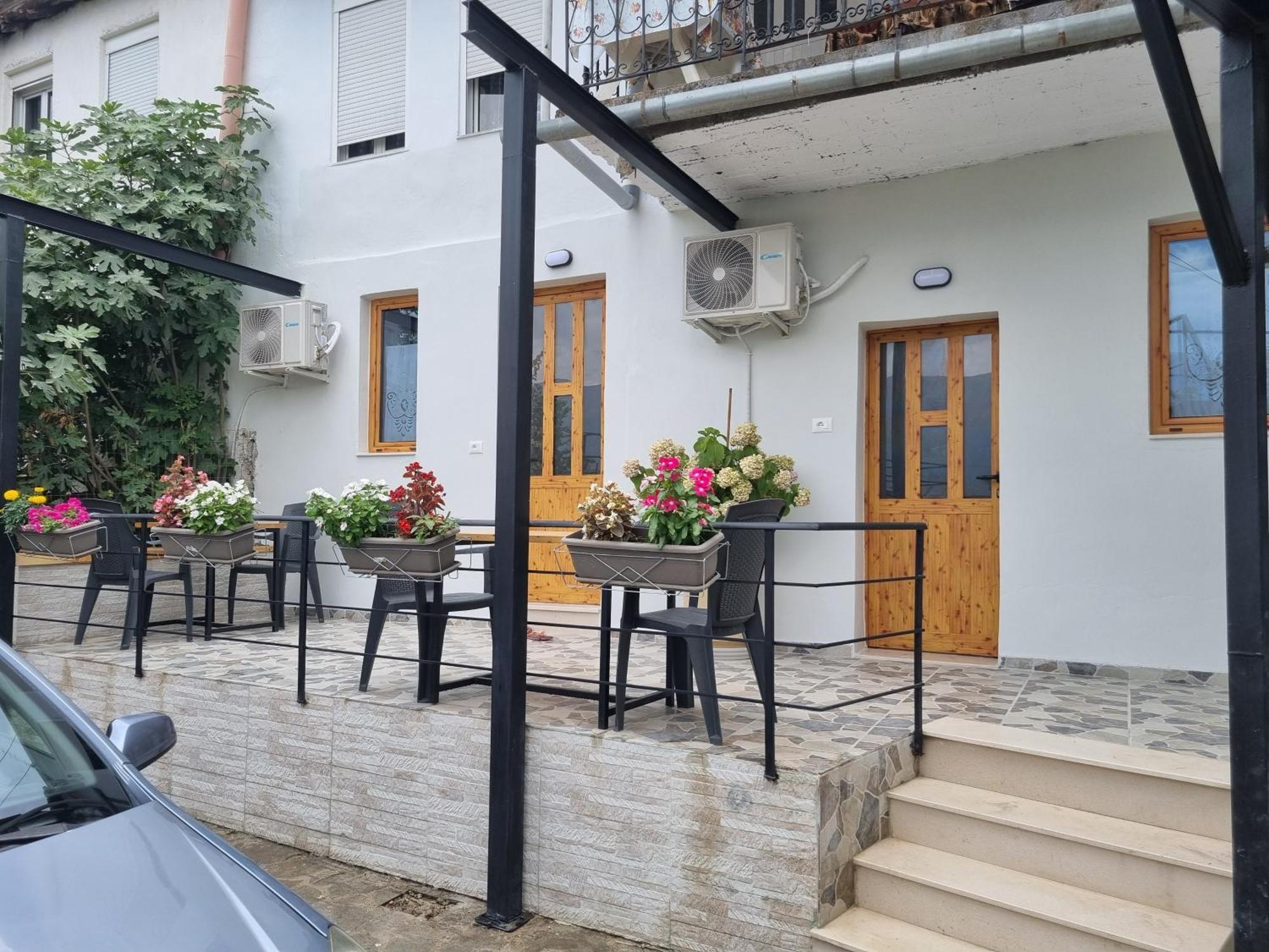 Tony'S Terrace Bed & Breakfast Gjirokastër Eksteriør bilde